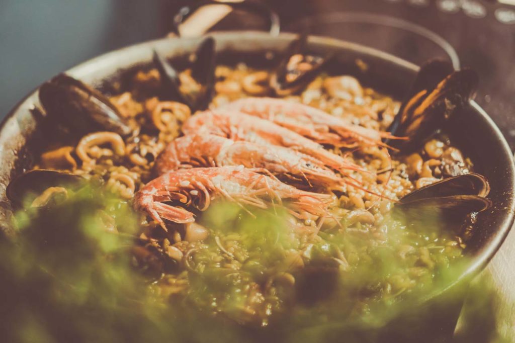 Paella - tradycyjna potrawa hiszpańska pochodząca z regionu Walencji