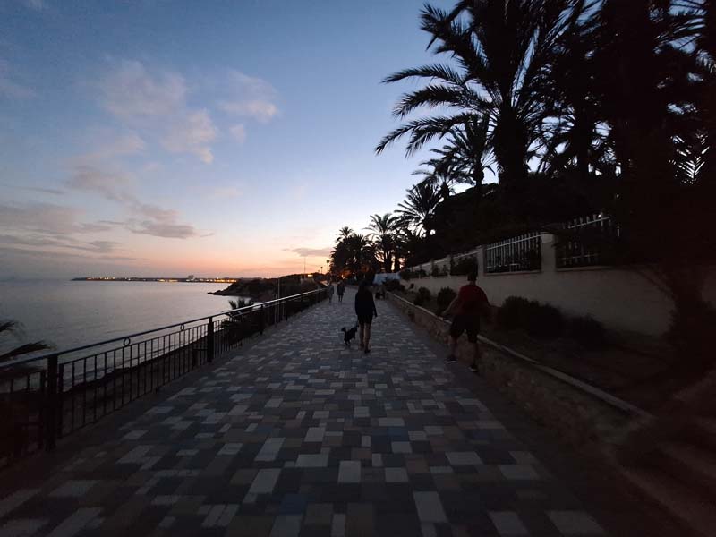 Promenada Punta Prima o zachodzie słońca